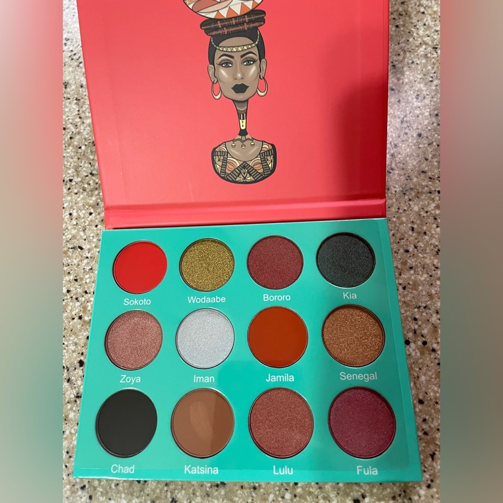 Julia’s Place Beautiful and bright eye shadow palette